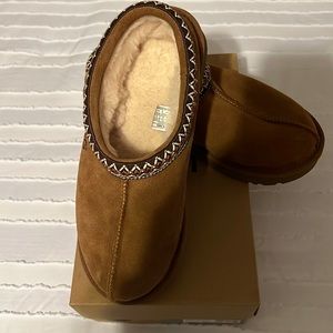 NIB UGG slippers size 10